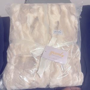 Graced soft Luxuries 60x80”faux fur XL throw